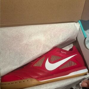 Nike SB Gato Supreme